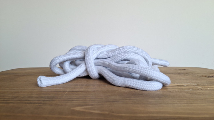 شعبده بازی رد شدن طناب از بدن