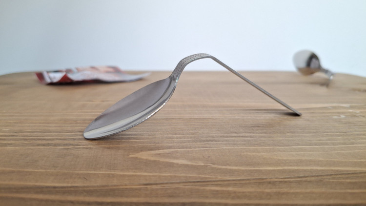 خم شدن قاشق شعبده